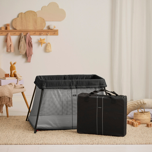 BabyBjörn Light Reisebett mit Spannbetttuch, Schwarz