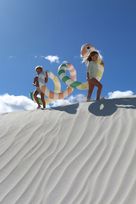 SUNNYLiFE Großes Schwimmendes Spielzeug, Poolside Sorbet Stripe