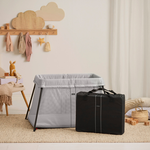 BabyBjörn Light Reisebett mit Spannbetttuch, Silber