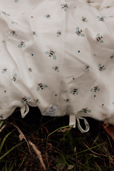 Vanilla Copenhagen Bettwäsche Baby 70x80 cm, HoneyBee Happy