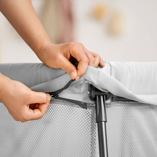 BabyBjörn Light Reisebett mit Spannbetttuch, Silber