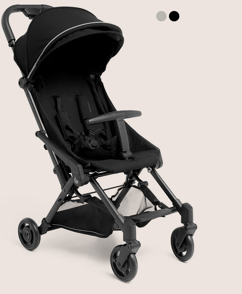 Schwarzer Kinderwagen mit vier Rädern und verstellbarem Sicherheitsgurt.