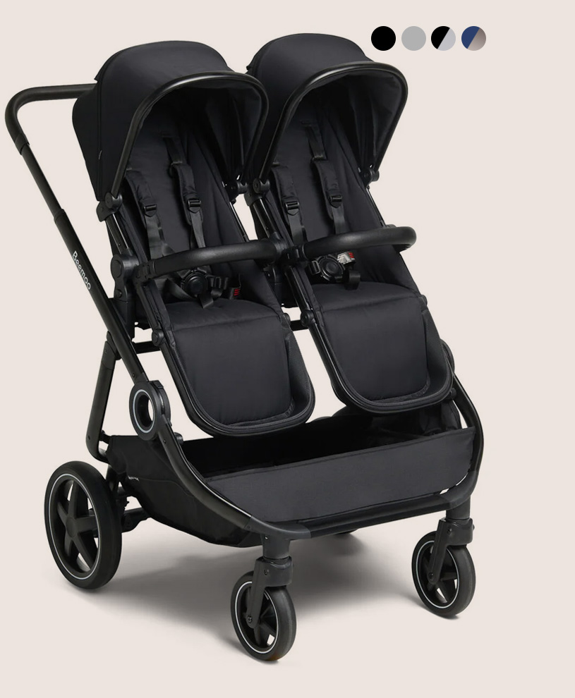 Schwarzer Doppelkinderwagen mit zwei Sitzen und vier Rädern.