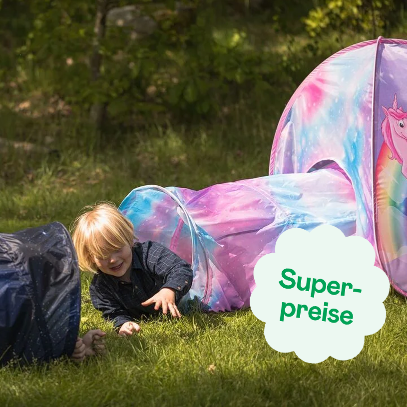 Kind spielt im bunten Spieltunnel und Zelt auf dem Rasen. Text: „Superpreise“.