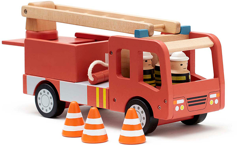 Holz-Feuerwehrauto mit Leiter und Verkehrskegeln.