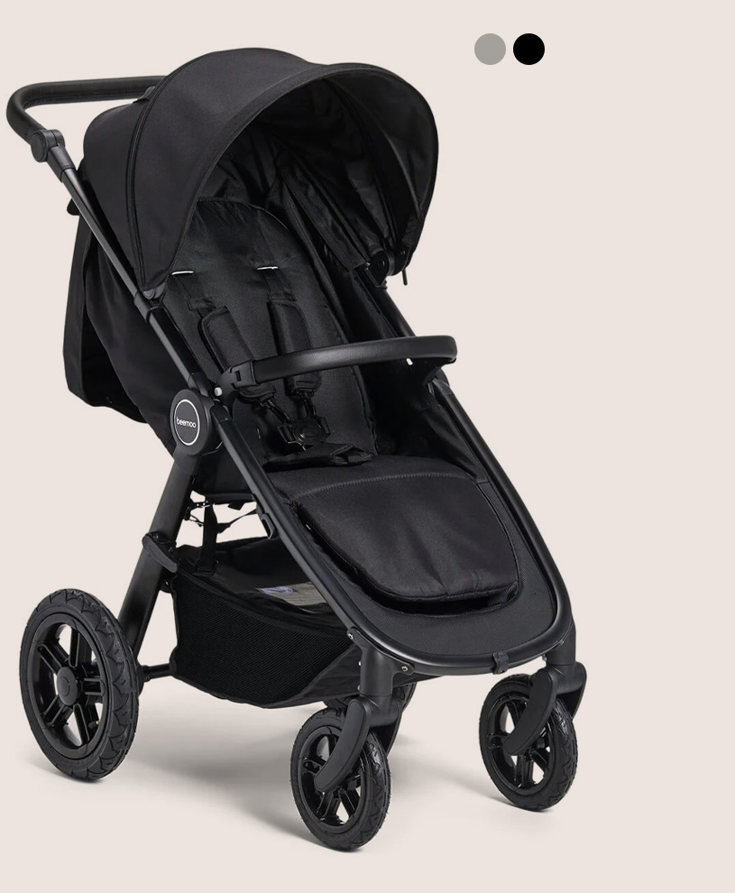 Schwarzer Kinderwagen mit drei Rädern und Verdeck auf hellem Hintergrund.
