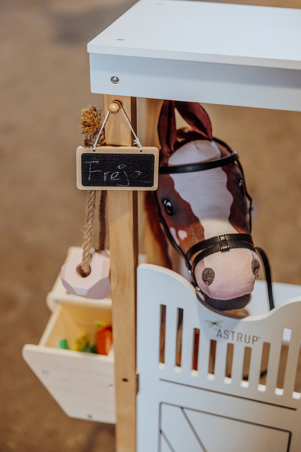 byASTRUP Pferdestall für 2 Steckenpferde