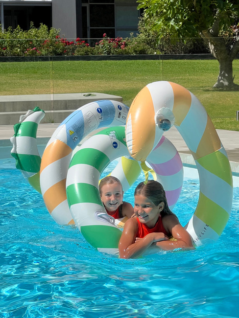 SUNNYLiFE Großes Schwimmendes Spielzeug, Poolside Sorbet Stripe