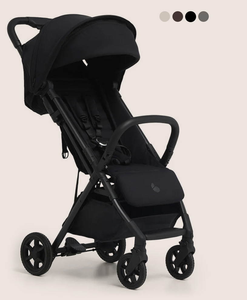 Schwarzer Kinderwagen mit vier Rädern und verstellbarem Sitz.