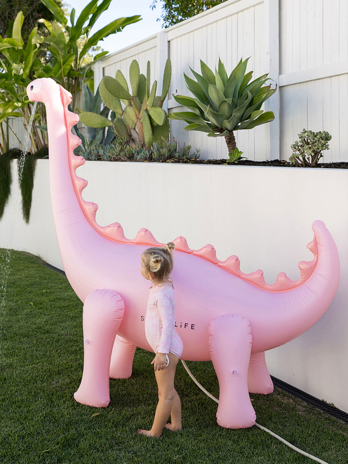 SUNNYLiFE Giant Dino Aufblasbarer Sprinkler, Into the Wild Pink