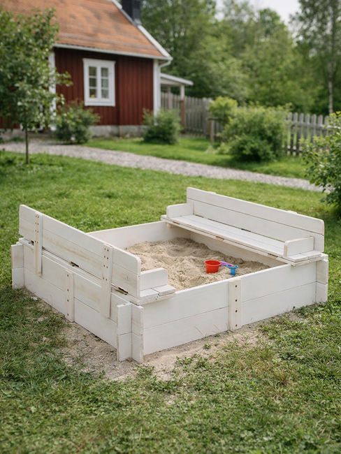 Woodlii Sandkasten mit Deckel & Bank, Weiß