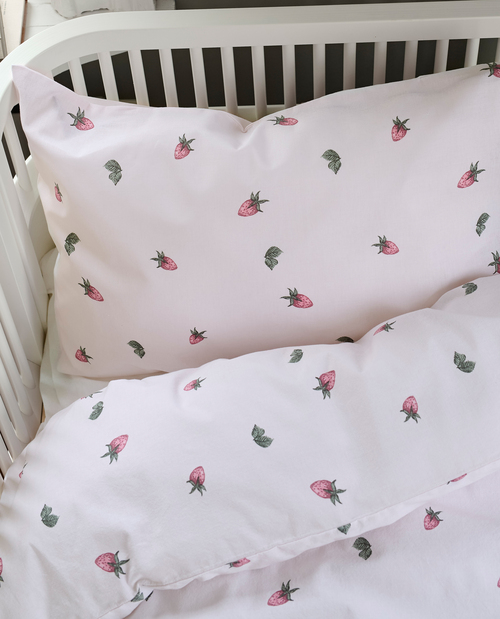 Borganäs Bettwäsche Babybett Erdbeertraum 100x130 cm