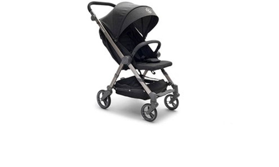Schwarzer Kinderwagen mit vier Rädern und verstellbarem Griff.