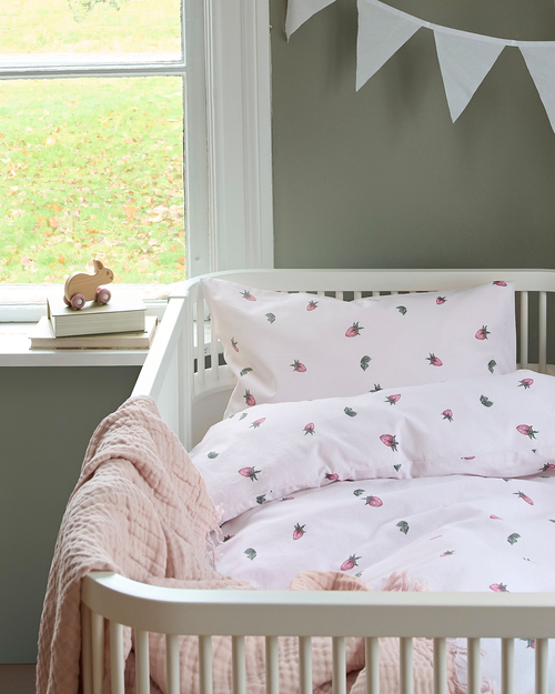 Borganäs Bettwäsche Babybett Erdbeertraum 100x130 cm