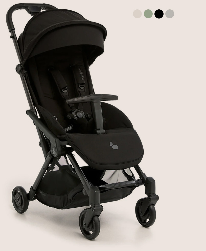 Schwarzer Kinderwagen mit verstellbarer Rückenlehne und Sonnenschutz.