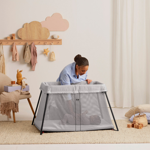 BabyBjörn Light Reisebett mit Spannbetttuch, Silber
