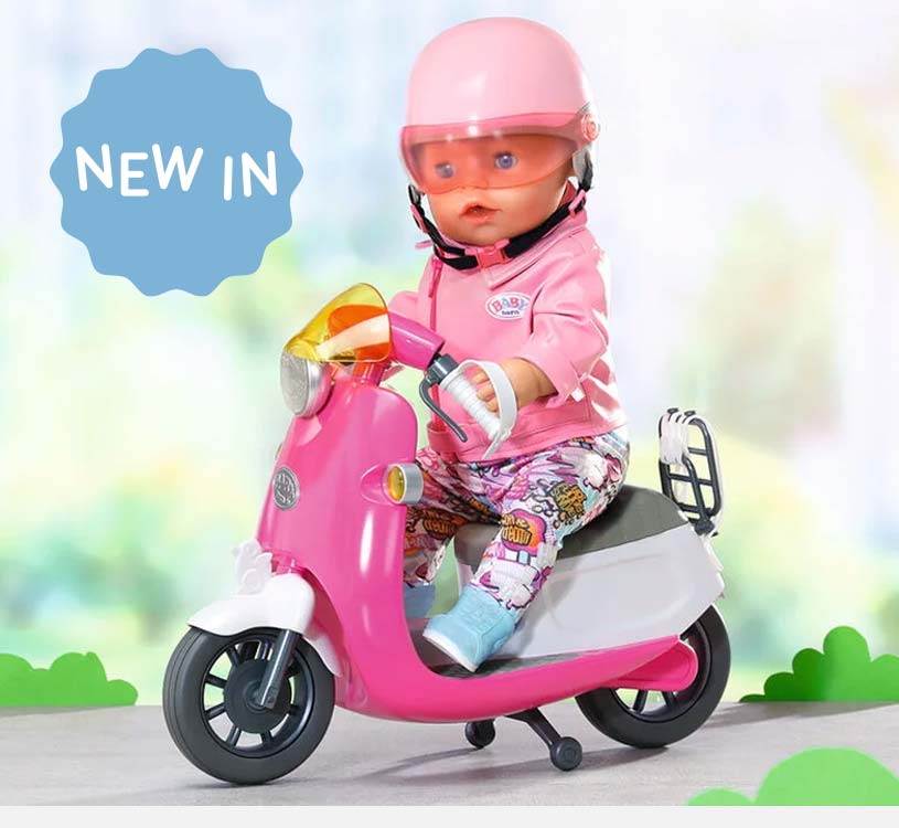 Puppe auf rosa Motorrad mit Helm, Neuheitenschild im Hintergrund.