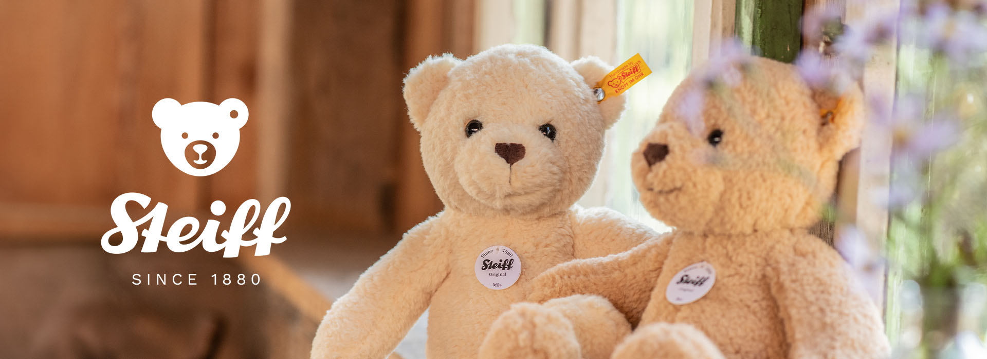 Zwei Plüschbären sitzen zusammen mit dem Text 'Steiff - Since 1880'.
