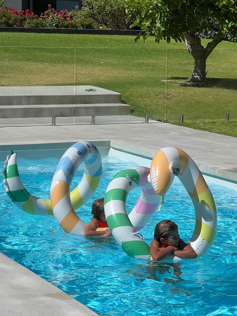 SUNNYLiFE Großes Schwimmendes Spielzeug, Poolside Sorbet Stripe