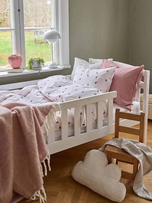 Borganäs Bettwäsche Babybett Erdbeertraum 100x130 cm
