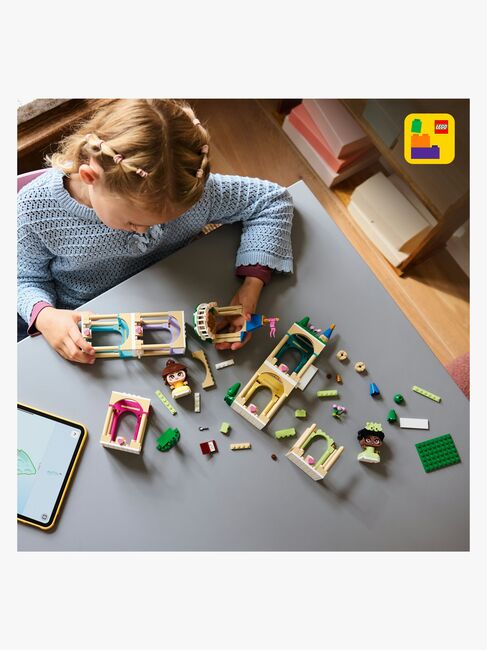 LEGO Disney Princess 43291 Die Mini-Prinzessinnen Belle und Tiana mit ihrem Schloss