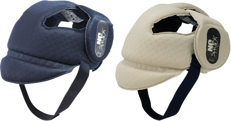 Zwei Schutzhelme in Blau und Beige mit Riemen.