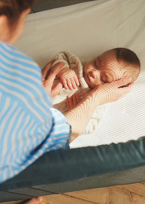 BabyBjörn Light Reisebett mit Spannbetttuch, Dunkelgrün