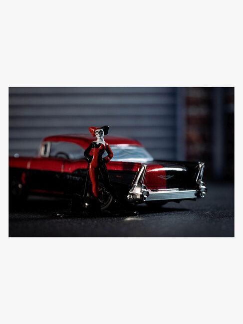 Jada Toys DC Comics Auto mit Figur Harley Quinn & 1957 Chevy Bel Air 1:32