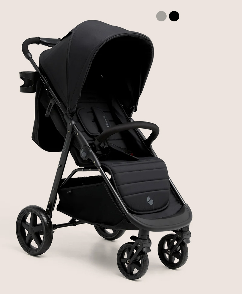 Schwarzer Kinderwagen mit drei Rädern, Becher- und Rückenlehne.
