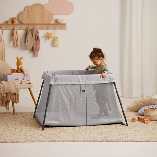 BabyBjörn Light Reisebett mit Spannbetttuch, Silber