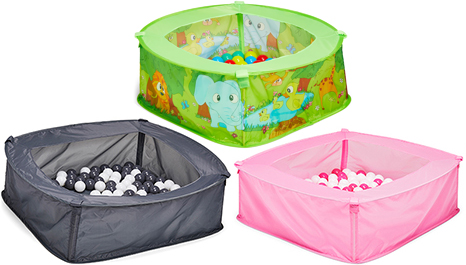Drei Bällebäder in verschiedenen Farben: grün, schwarz und rosa.