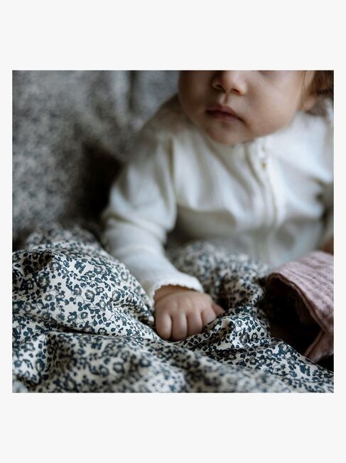 That's Mine Levi Bettwäsche Babybett 100x130 cm, Flores Sandshell/Blue