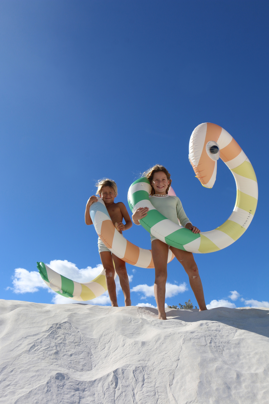 SUNNYLiFE Großes Schwimmendes Spielzeug, Poolside Sorbet Stripe