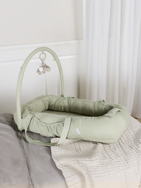 Alice & Fox ALBA Babynest mit Griffen, Green Muslin