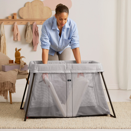 BabyBjörn Light Reisebett mit Spannbetttuch, Silber