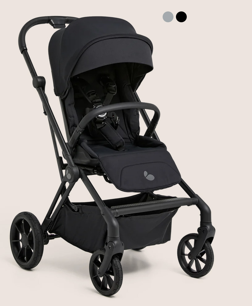Schwarzer Kinderwagen mit vier Rädern und verstellbarem Griff.