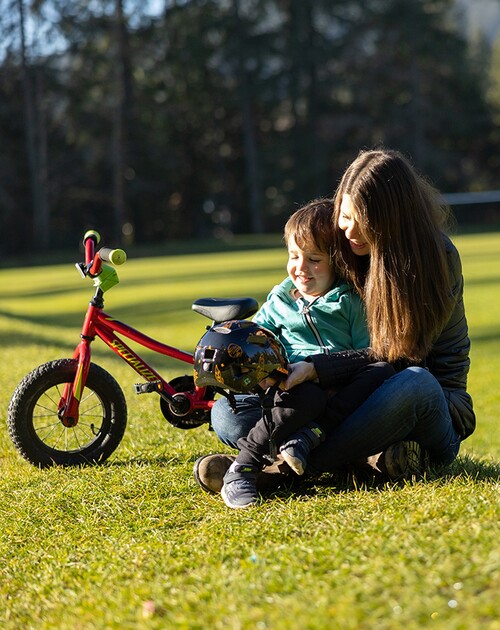 Lazer Pnut KinetiCore 2.0 Pnut KC Fahrradhelm Flying Rocket