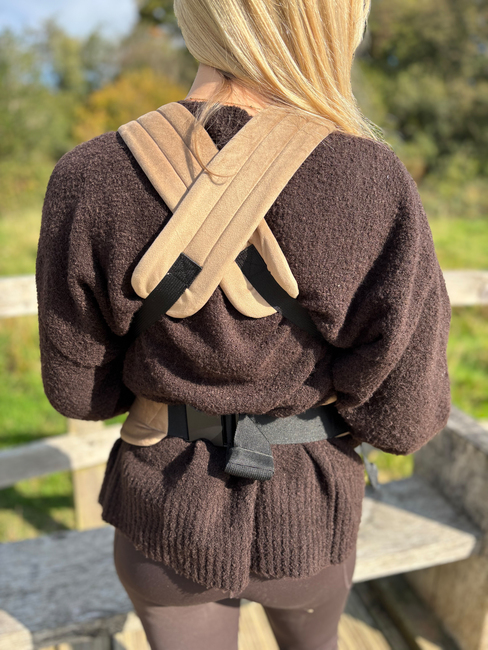 Bizzi Growin Nomad Velvet Babytrage, Almondine