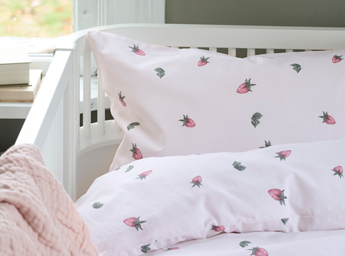 Borganäs Bettwäsche Babybett Erdbeertraum 100x130 cm