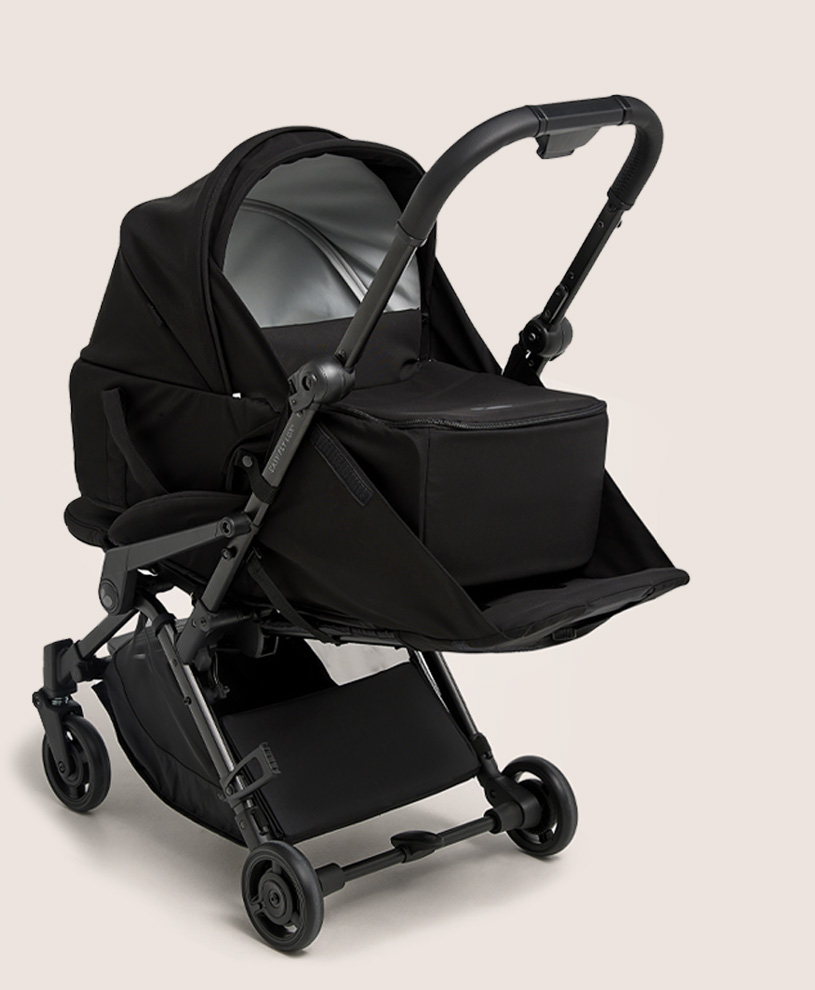 Schwarzer Kinderwagen mit vier Rädern, Verdeck und verstellbarem Griff.