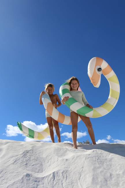 SUNNYLiFE Großes Schwimmendes Spielzeug, Poolside Sorbet Stripe