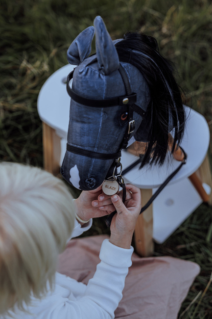 byASTRUP Steckenpferd Blaze, Grau/Schwarz