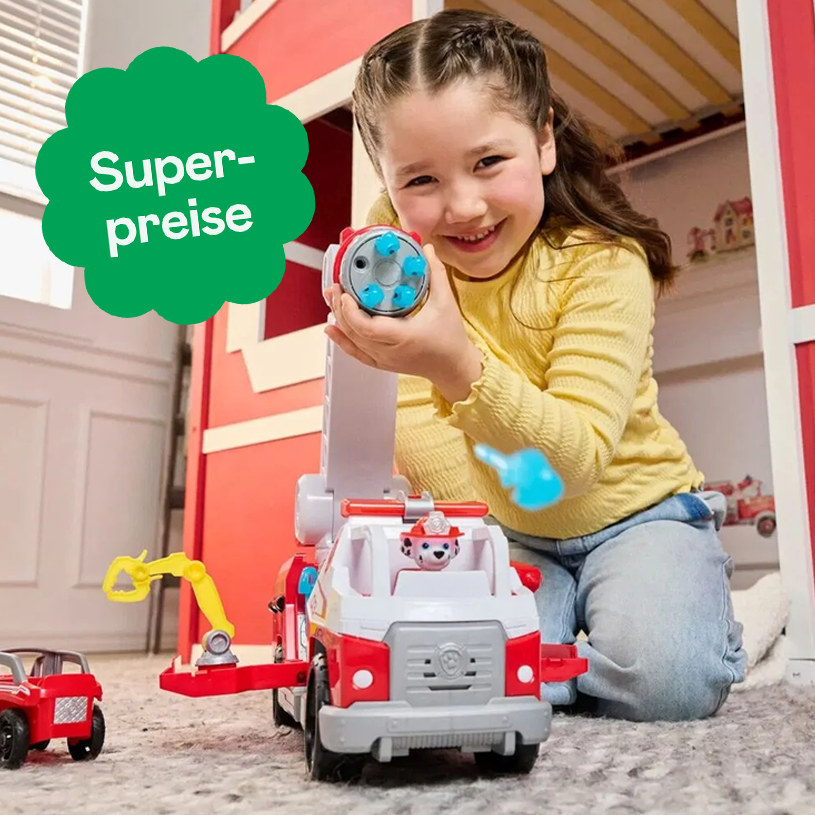 Kind spielt mit Paw Patrol Feuerwehrtauto. Grüne Sprechblase mit dem Text „Superpreise“.