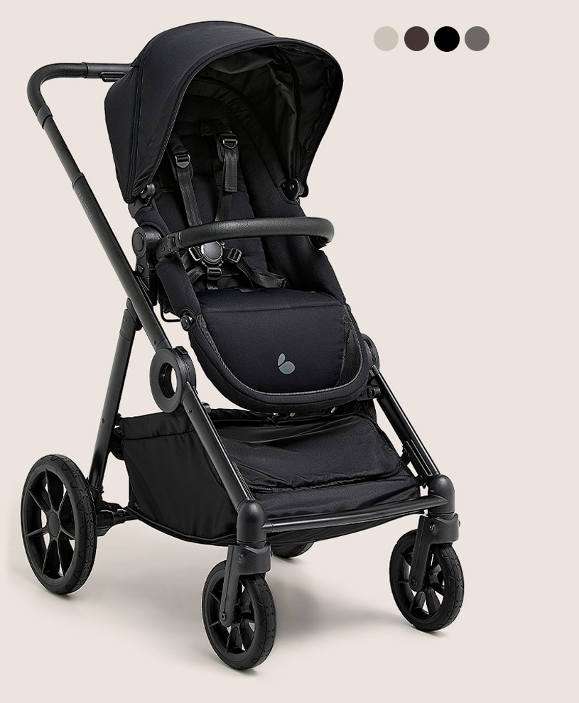 Schwarzer Kinderwagen mit vier Rädern und großem Sitz, von vorne gesehen.