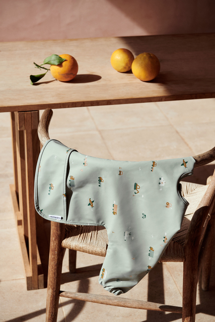 LIEWOOD Merle Cape Lätzchen mit Print, Vehicles/Dove Blue