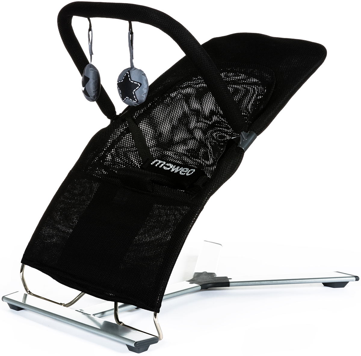 Schwarzer Babywipper mit hängenden grauen Spielzeugen und Sternen.