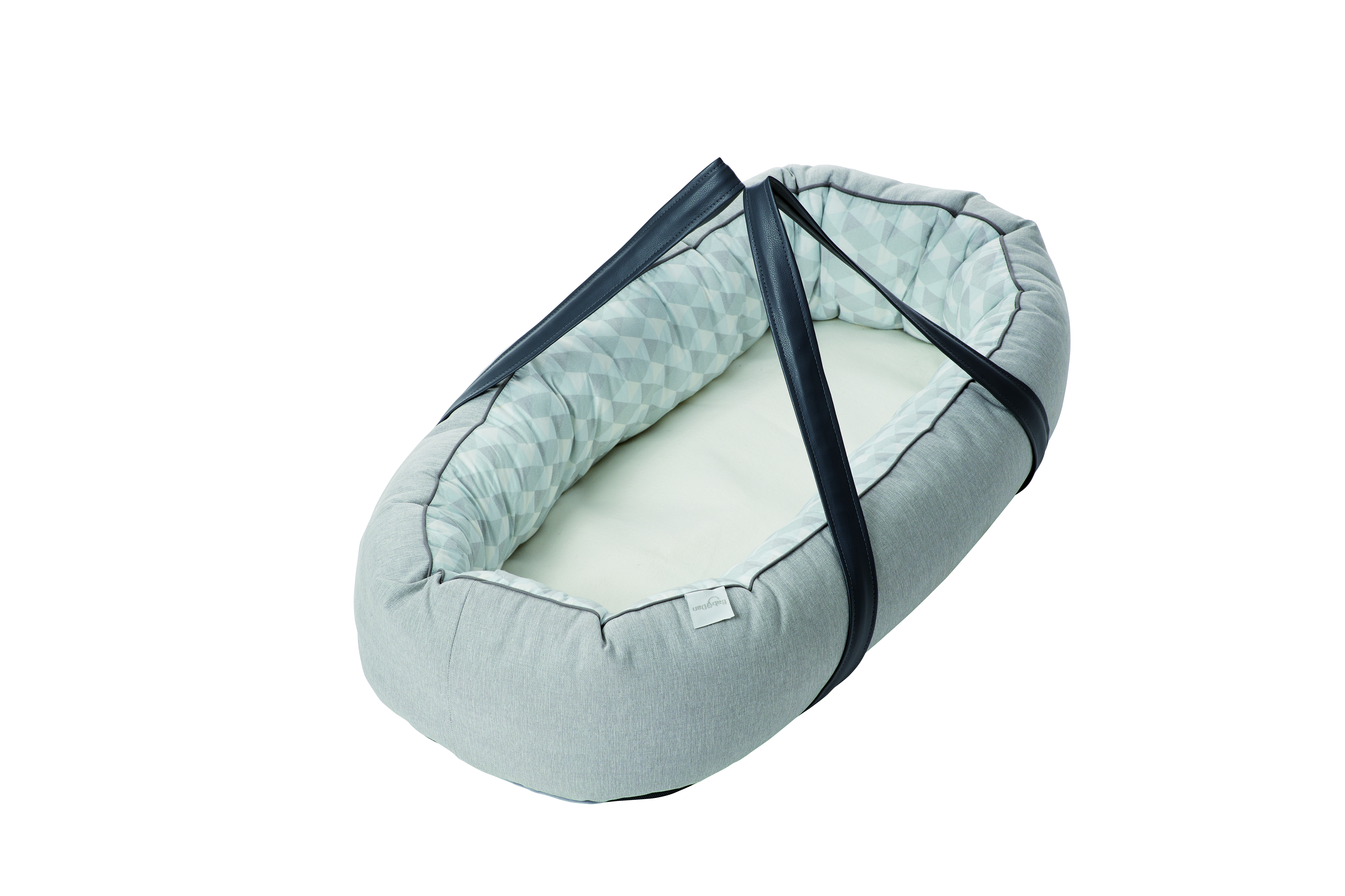 Graues Babynest mit geometrischem Muster und schwarzen Trageriemen.