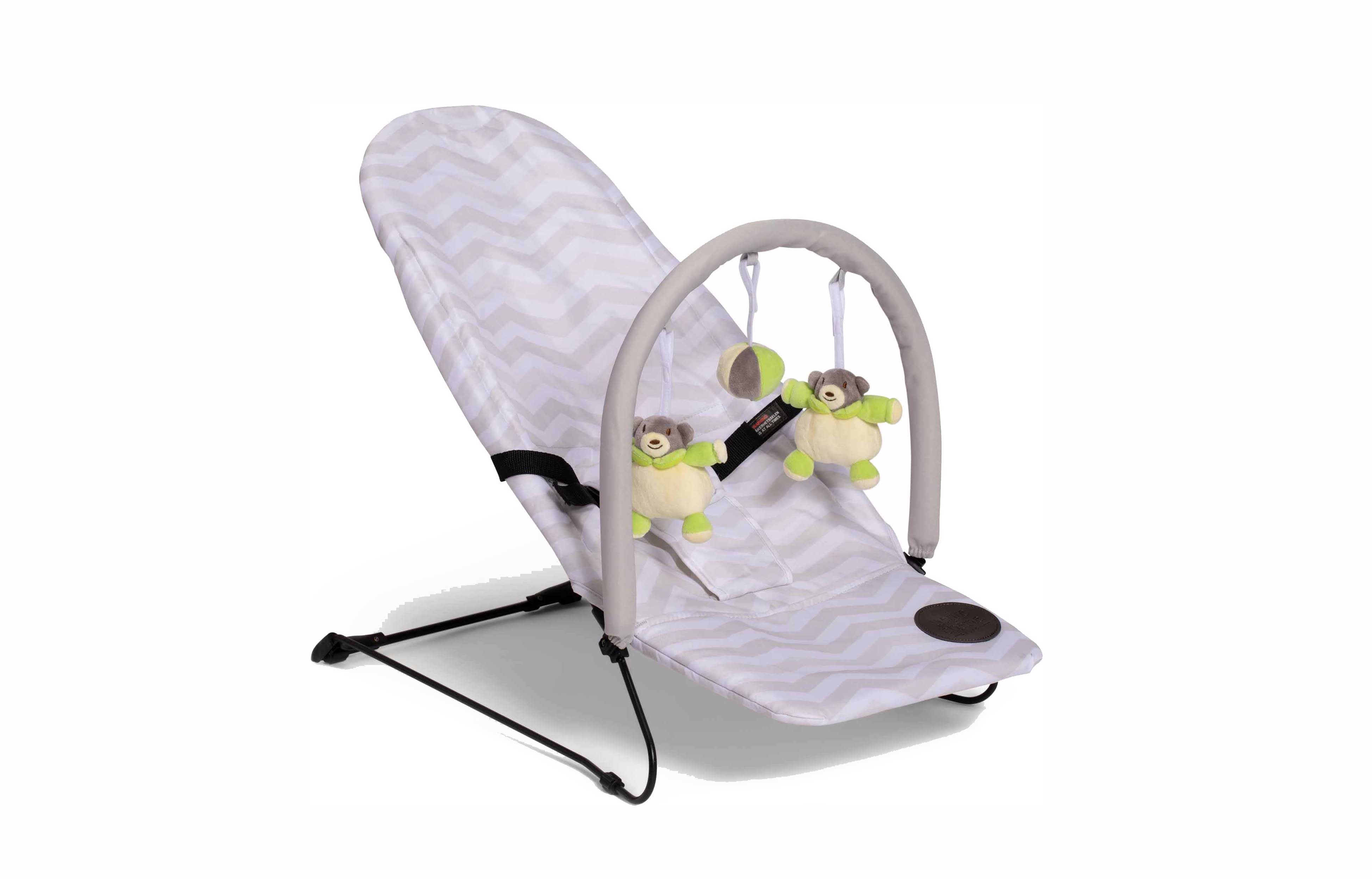 Babysitz mit Spielzeug und Zickzack-Muster.